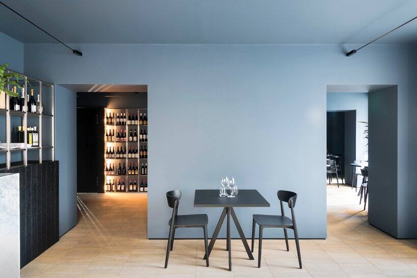 使用大理石和橡木拼花地板来改造空间-意大利红酒主题西餐厅设计案例