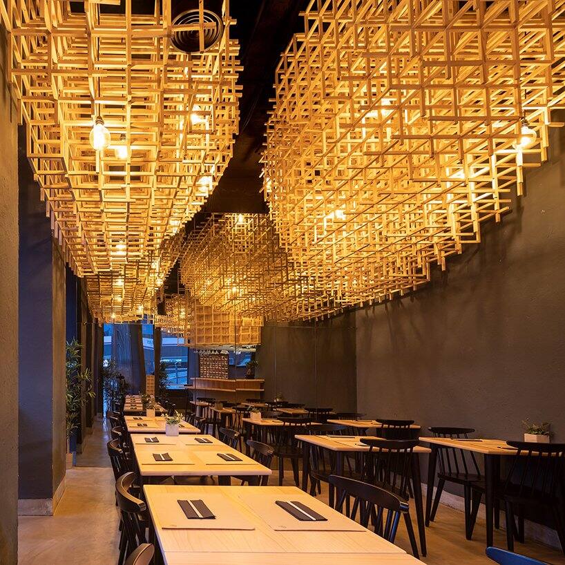 里斯本的“阿吉塔马”拉面小酒馆-用内悬挂木制棚架的方式打造木质创意感