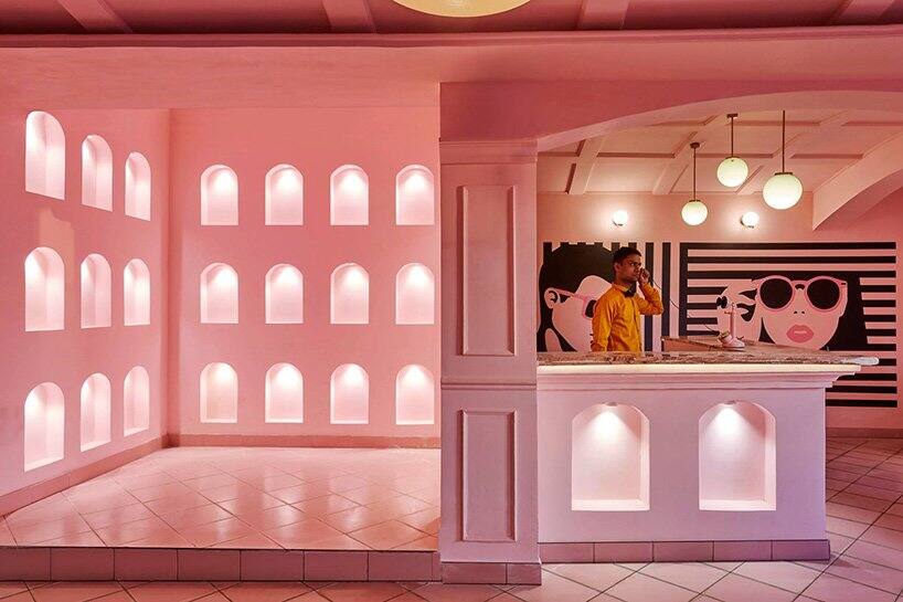 粉红色与斑马条纹大胆结合的印度餐厅装饰设计案例