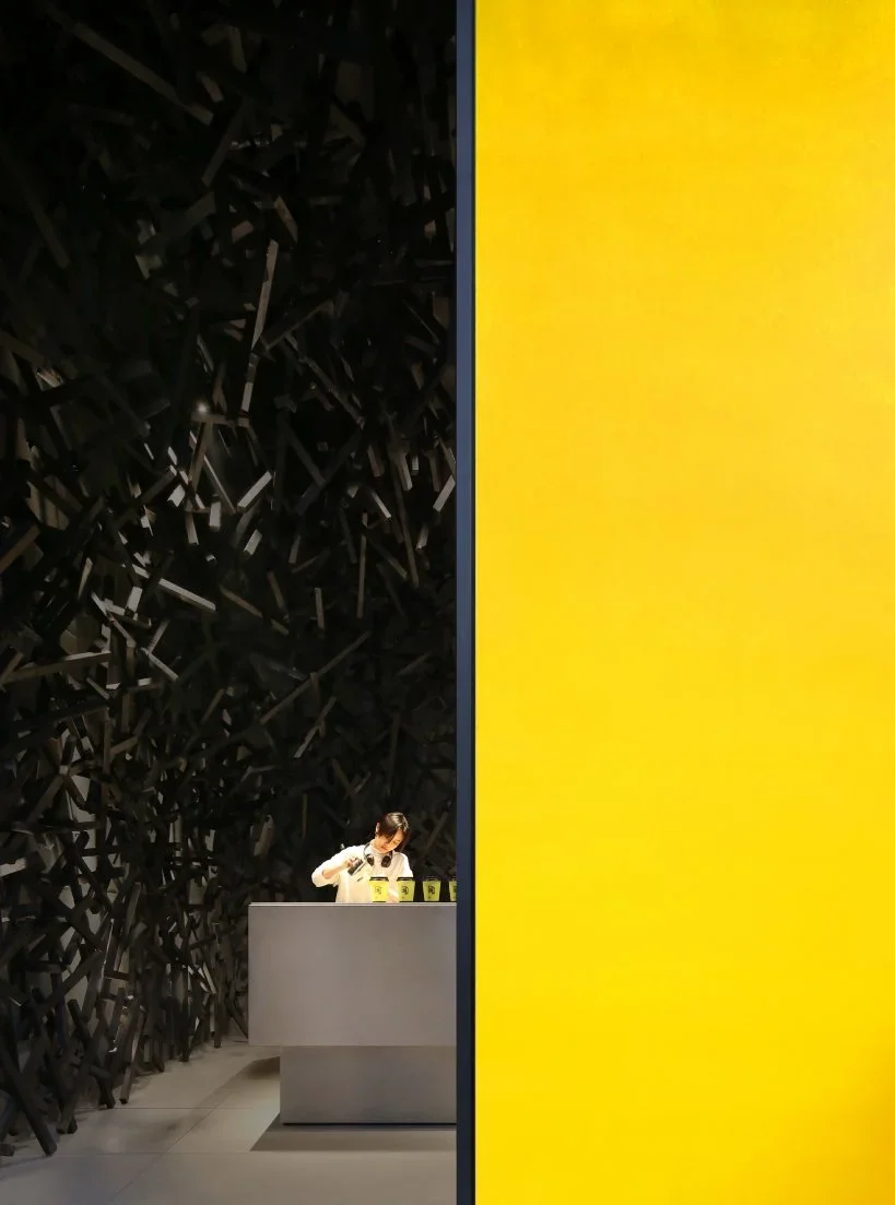 广州黄色主题咖啡馆用创意木质结构形成令人印象深刻的视觉效果