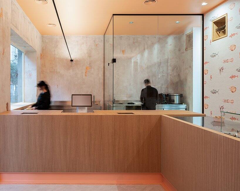 粉色主题空间设计点缀着鲑鱼粉和铜叶-米兰kentool寿司店由杂货店改造而来