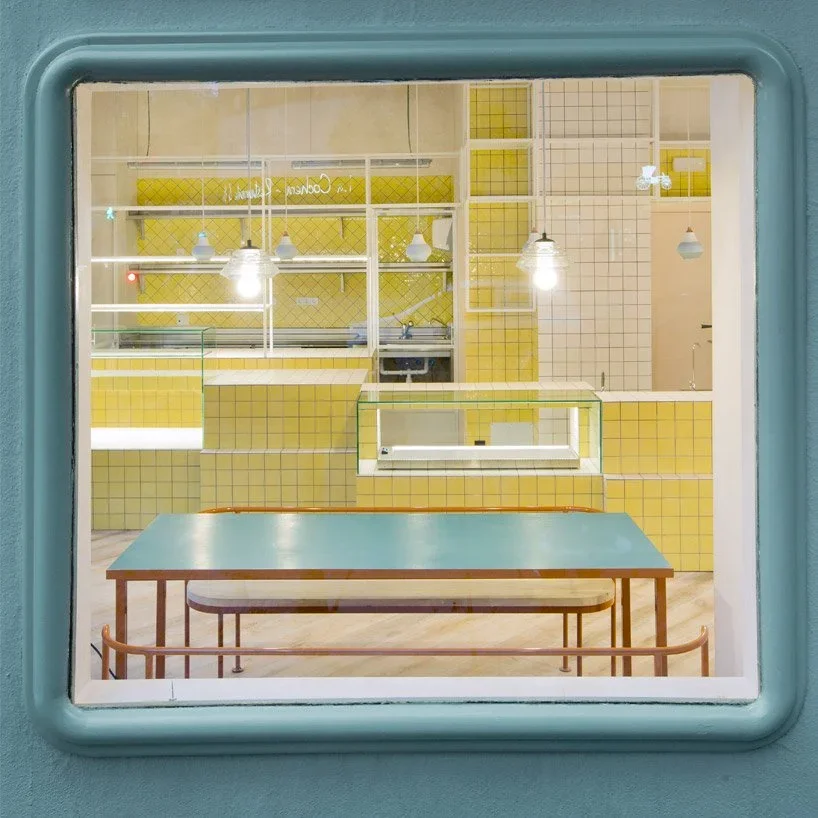 网红烘培店空间设计：色彩鲜明的手绘瓷砖应用