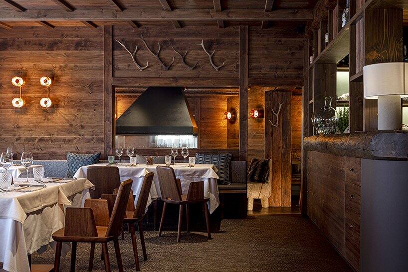 视觉展示将传统小屋设计成木屋餐厅-意大利山区的现代餐饮空间装修设计案例