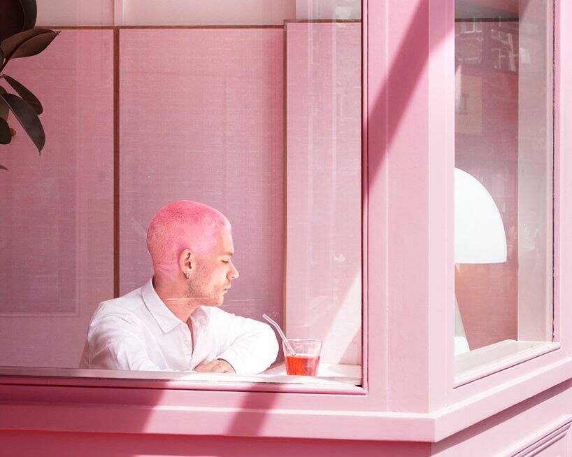 伦敦50年代的经典咖啡馆设计案例-糖果粉红的柔和色调体现简约现代主义