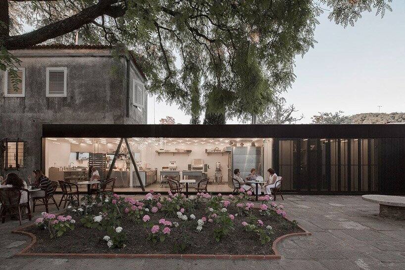 乌拉圭由历史建筑改造面包房和咖啡馆-绿色庭院的设计让人体验自然