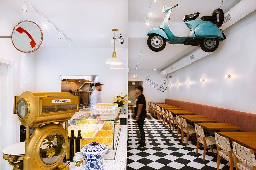 悬挂一辆蓝绿色汽车的主题餐厅装修案例-芝加哥"特尔特洛"面馆