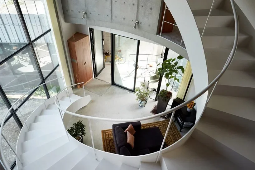 日本东京的私人会所餐厅装修设计案例分享-一个弧形楼梯连接起来空间艺术