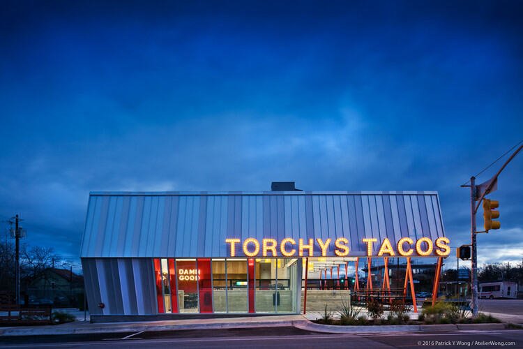 美国“Torchy’s Tacos”免下车餐饮店面装修设计案例分享