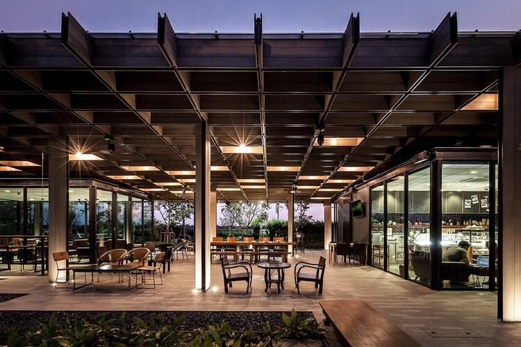 泰国“Sara”咖啡馆设计实现了在花园里喝咖啡的概念