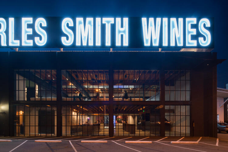 美国葡萄酒庄主题餐饮"Charles Smith Wines Jet City"工业风餐厅设计赏析