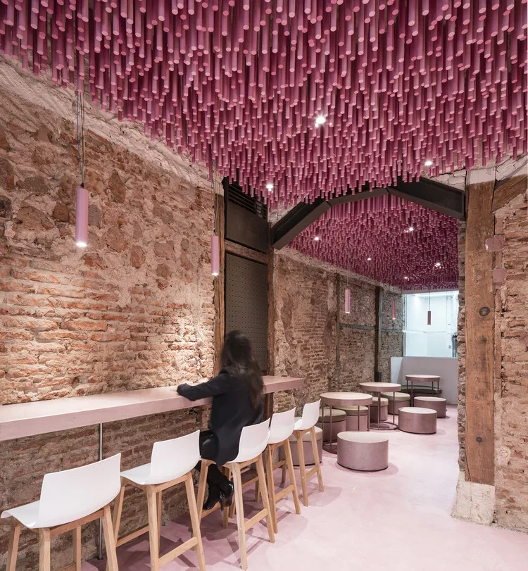 西班牙"FAST"面包店设计-用12000根粉红色木棒制造出来的天花