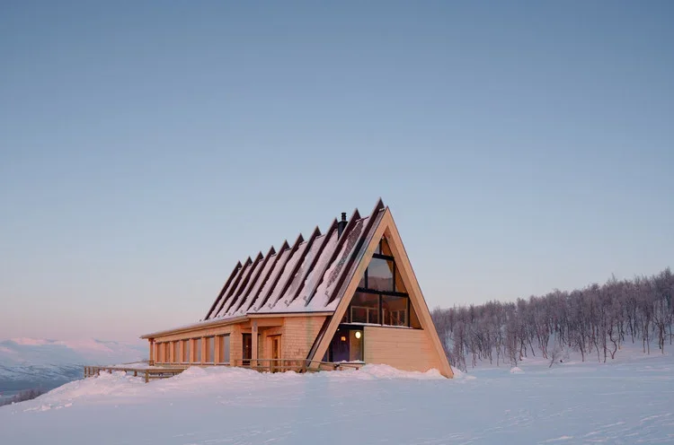 瑞典旅游区餐厅-"Björk"山脉雪景西餐厅装修设计案例