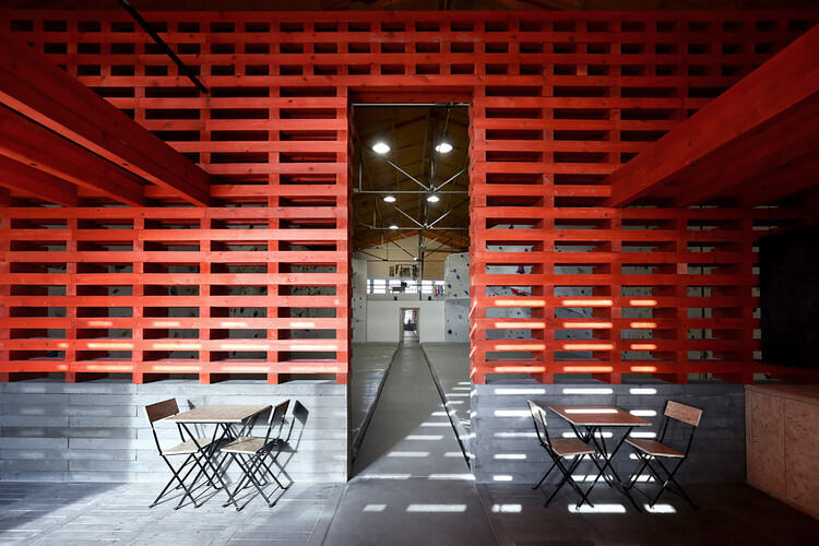 葡萄牙"VERTIGO"攀爬主题咖啡馆装修设计让结构在空间里变得不可预测。
