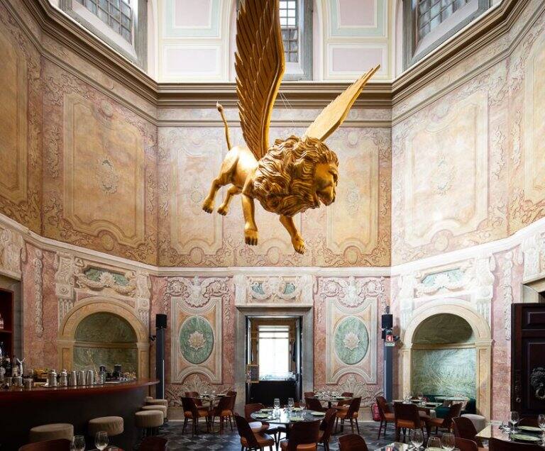 餐饮全案策划公司分享-葡萄牙宫殿主题餐厅打造“奢华的平庸之旅”